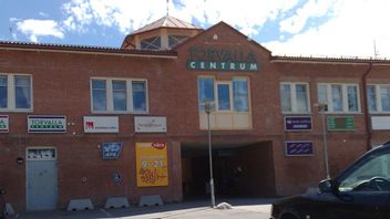 Torvalla centrum i Östersunds kommun. I Torvalla har Östersunds kommun köpt flera lägenheter där man placerar invandrare i behov av stöd. Foto: Public Domain