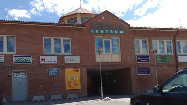 Torvalla centrum i Östersunds kommun. I Torvalla har Östersunds kommun köpt flera lägenheter där man placerar invandrare i behov av stöd. Foto: Public Domain