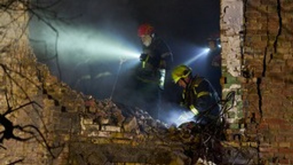 Räddningspersonal söker efter skadade och döda efter de senaste ryska attackerna mot bostadshus i Kiev. Foto: Efrem Lukatsky/AP/TT