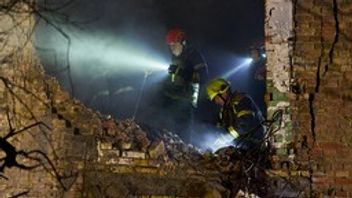 Räddningspersonal söker efter skadade och döda efter de senaste ryska attackerna mot bostadshus i Kiev. Foto: Efrem Lukatsky/AP/TT
