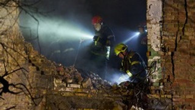 Räddningspersonal söker efter skadade och döda efter de senaste ryska attackerna mot bostadshus i Kiev. Foto: Efrem Lukatsky/AP/TT