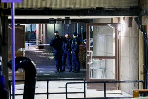 Två personer fick föras till sjukhus efter en explosion vid ett flerfamiljshus i Farsta i södra Stockholm på torsdagskvällen. Stefan Jerrevång/TT