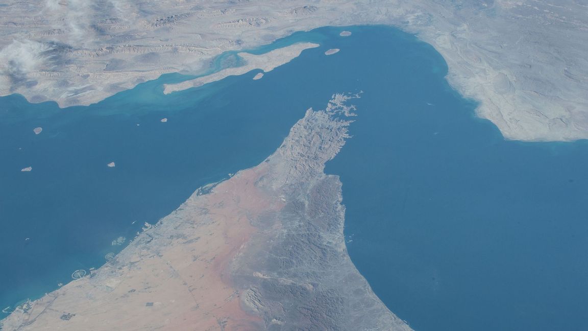 Hormuzsundet är världens viktigaste oljefarväg. Foto: NASA Public domain