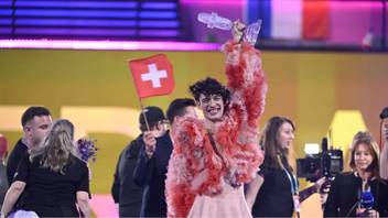 Artisten Nemo, vinnare av Eurovision Song Contest 2024, lämnar tillbaka sin statyett i protest mot tävlingsarrangörerna. Foto: Jessica Gow/TT