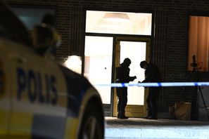 Polis arbetar på platsen. Oscar Olsson/TT