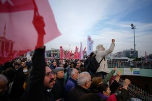 Anhängare till Istanbuls borgmästare Ekrem Imamoglu demonstrerar utanför en domstol där Imamoglu hörs på fredagen. Foto: Emrah Gurel/AP/TT