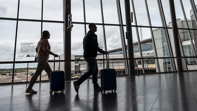 Resande med väskor på Sky City, Arlanda flygplats. Genrebild. Foto: Anders Wiklund/TT