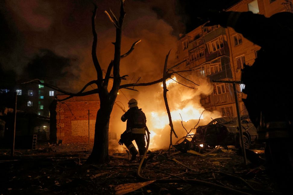 Brandmän kämpar mot lågorna efter en rysk drönarattack mot Ukrainas näst största stad Charkiv i förra veckan. Foto: Yevhen Titov/AP/TT
