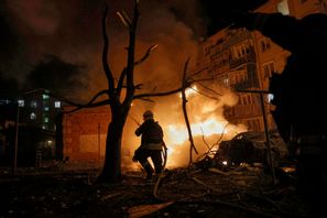 Brandmän kämpar mot lågorna efter en rysk drönarattack mot Ukrainas näst största stad Charkiv i förra veckan. Foto: Yevhen Titov/AP/TT