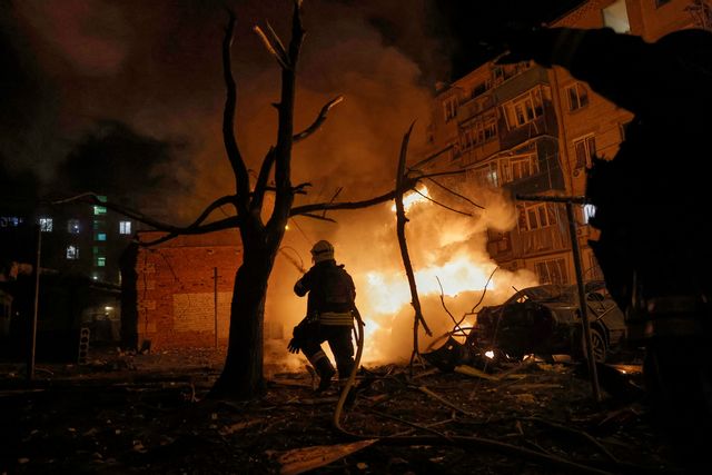 Brandmän kämpar mot lågorna efter en rysk drönarattack mot Ukrainas näst största stad Charkiv i förra veckan. Foto: Yevhen Titov/AP/TT