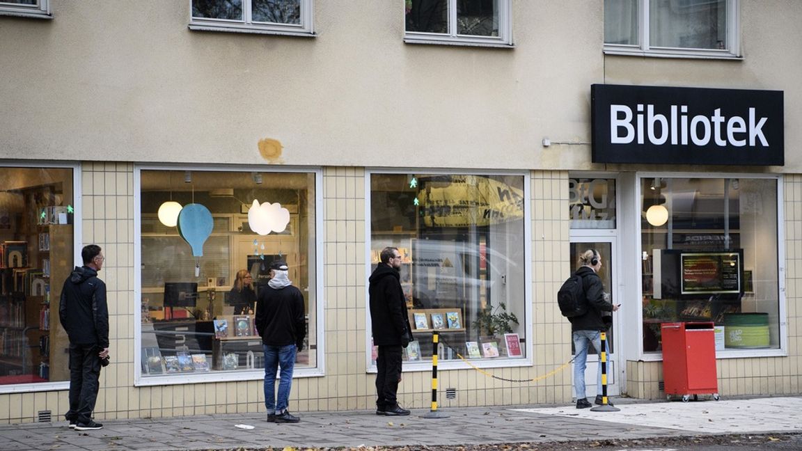 Kö till bibiliotek i corona-tider.
Foto: Jessica Gow/TT.