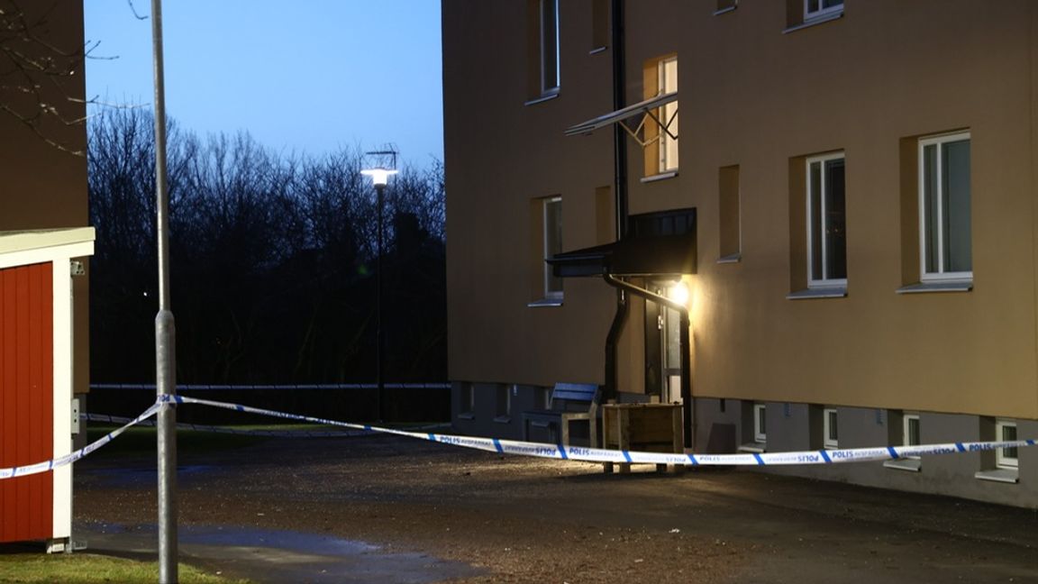 Någon form av explosion inträffade natten till lördagen vid ett flerfamiljshus i Mjölby. Foto: Jeppe Gustafsson/TT