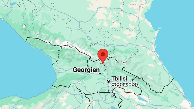 Den röda markeringen visar skidorten Gudauri i norra Georgien, cirka 12 mil norr om huvudstaden Tbilisi och bara några kilometer från gränsen mot Ryssland. Foto: Google Maps
