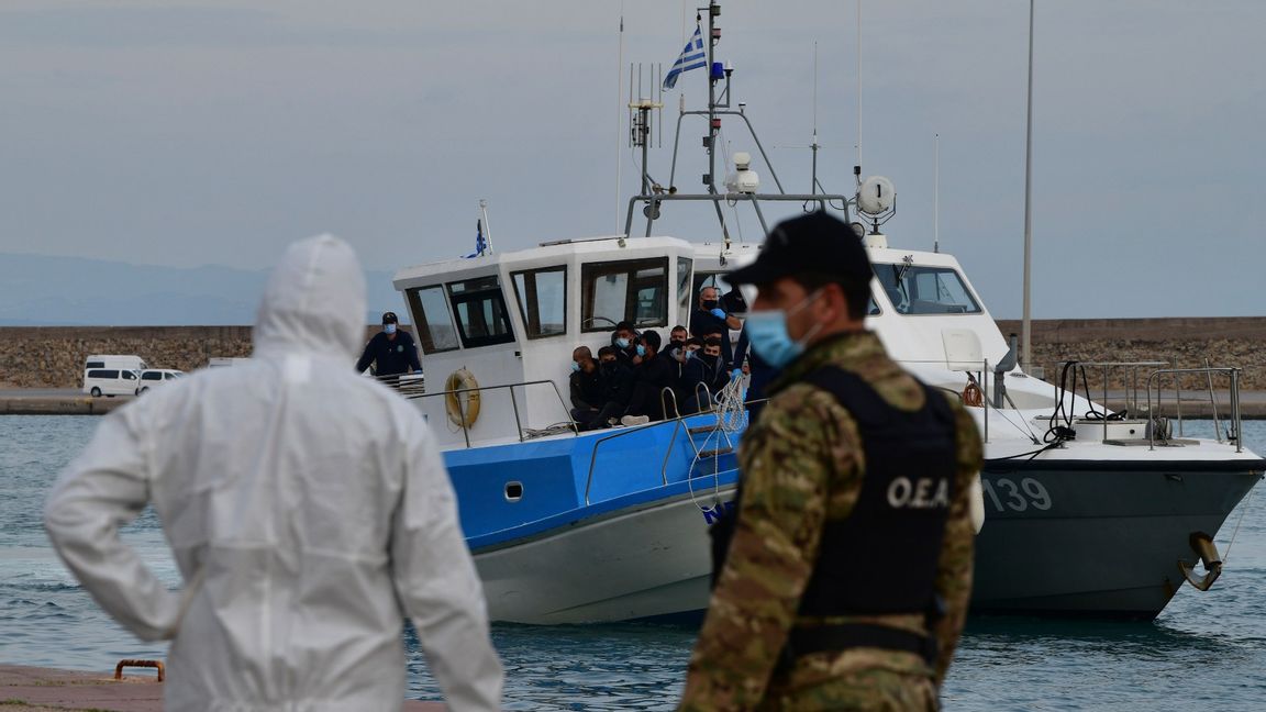 Ett fartyg med migranter anländer vid hamnen i Katakolo, Grekland. Foto: Giannis Spyrounis/AP/TT