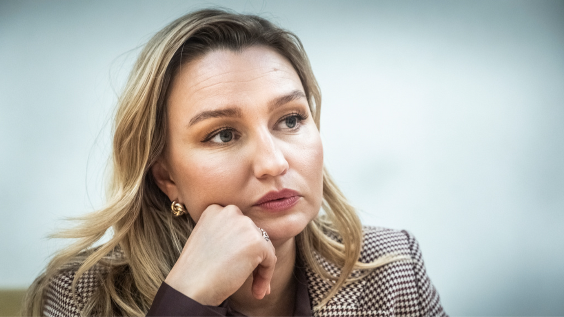 Tror Ebba Busch att gräset är grönare på andra sidan? Eller vill hon bara att vi ska tro att hon tror det? Foto: Magnus Hjalmarson Neideman/SVD/TT