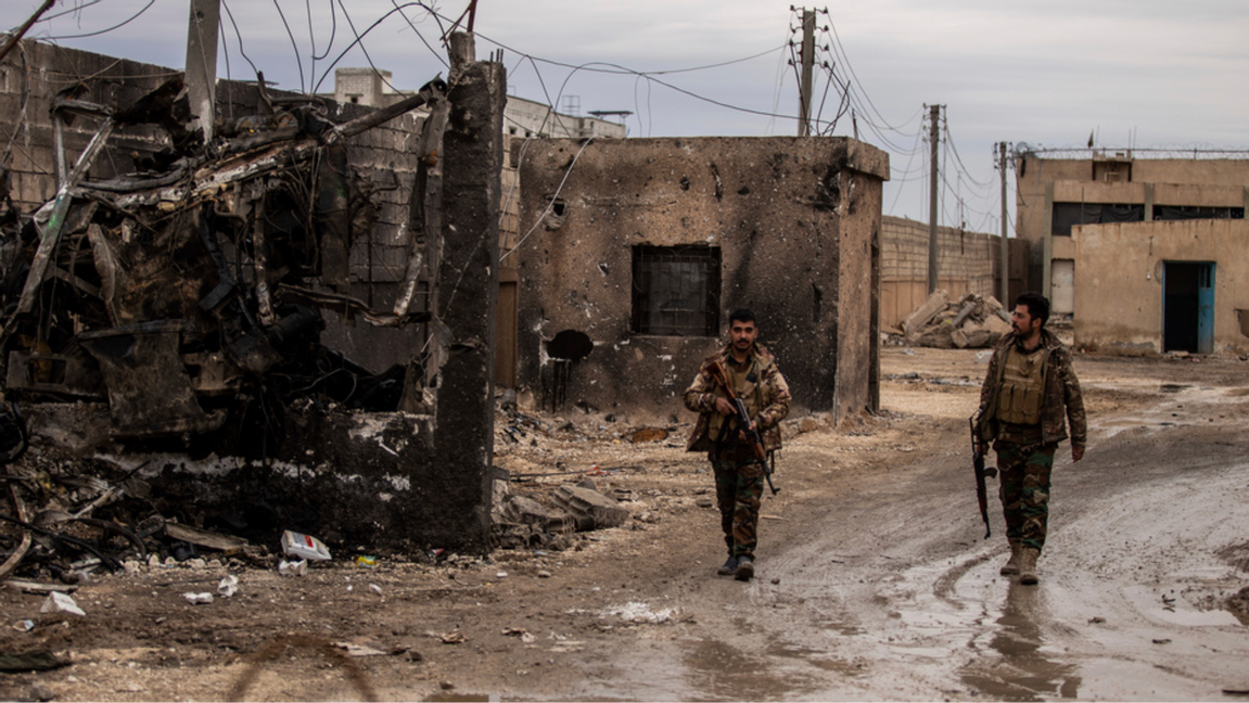 Soldater ur den kurddominerade SDF-alliansen (Syriens demokratiska styrkor) i den syriska staden Hassakeh i fjol. SDF har utgjort en stor del av motståndet mot terrorrörelsen IS i Syrien. Foto: Baderkhan Ahmad/AP/TT 