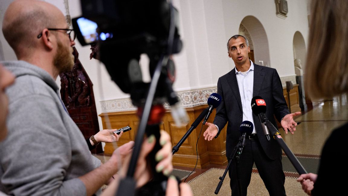 Danmarks utlännings- och integrationsminister Mattias Tesfaye talar med journalister på Christiansborg i Köpenhamn i maj 2021. Foto: Scanpix/TT.