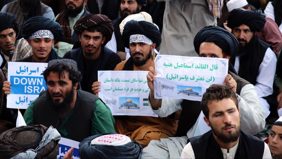 Demonstration i Afghanistan i onsdags kräver ”hämnd” för Israels dödande av hamasledaren Ismail Haniyeh Foto: Omid Haqjoo/AP/TT