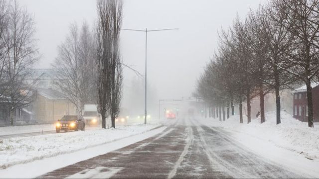 Dålig sikt och snödrev väntas skapa stora problem i trafiken. Trafikverket uppmanar alla att undvika onödiga resor. Foto: Pär Bäckström/TT.