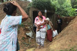 Tiotusentals thailändare har evakuerats från gränsområdet i nordöstra Thailand. Foto: Sunny Chittawil/AP/TT