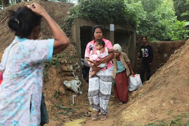 Tiotusentals thailändare har evakuerats från gränsområdet i nordöstra Thailand. Foto: Sunny Chittawil/AP/TT