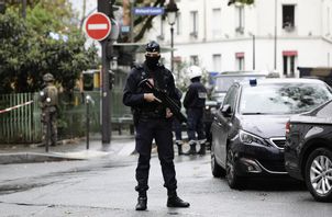 Polis utanför satirtidningen Charlie Hebdos före detta lokaler efter dådet i september 2020 som den nu 29-årige mannen döms för. Arkivbild. Foto: Lewis Joly/AP/TT