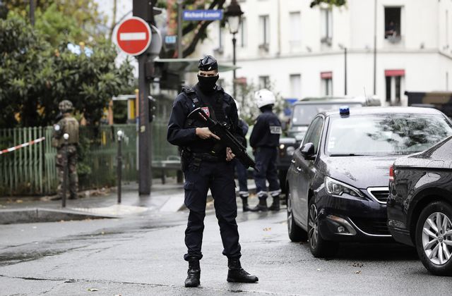 Polis utanför satirtidningen Charlie Hebdos före detta lokaler efter dådet i september 2020 som den nu 29-årige mannen döms för. Arkivbild. Foto: Lewis Joly/AP/TT