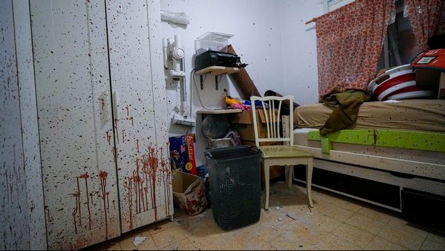 Ett sovrum nedstänkt i blod efter Hamas anföll en kibbutz och dödade de som bodde där. Foto: Tsafrir Abayov/AP/TT