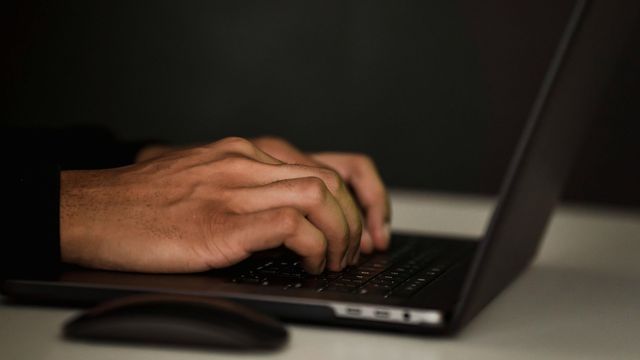 ”Du kommer bli en hit på YouTube” – så hotade skolmannen sina unga offer på nätet. Genrebild. Foto: Pexels