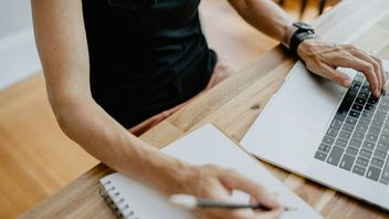 Med AI riskerar vi att förlora den inre process där bildningen föds, menar debattören. Foto: Kelly Sikkema/Unsplash