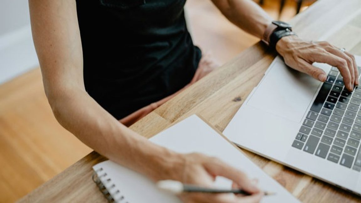 Med AI riskerar vi att förlora den inre process där bildningen föds, menar debattören. Foto: Kelly Sikkema/Unsplash