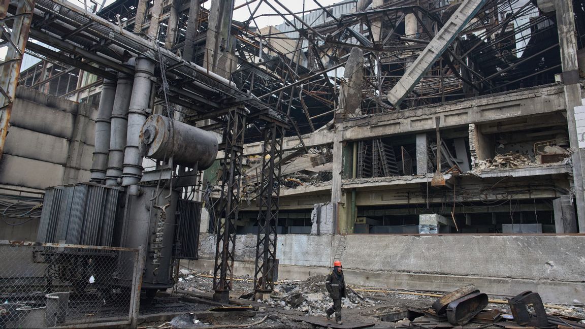 Ett skadat ukrainskt kraftverk den 13 november efter en rysk attack. Nu slår Ukraina tillbaka och kraftverk både inne i Ryssland och i den ryskockuperade delen av Ukraina börjar se ut på liknande vis. Foto: AP Photo/Efrem Lukatsky