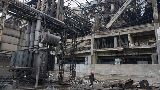 Ett skadat ukrainskt kraftverk den 13 november efter en rysk attack. Nu slår Ukraina tillbaka och kraftverk både inne i Ryssland och i den ryskockuperade delen av Ukraina börjar se ut på liknande vis. Foto: AP Photo/Efrem Lukatsky