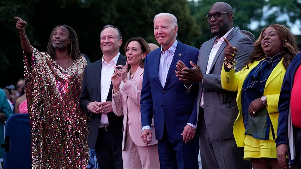 Joe Biden frös till mitt under festligheterna. Foto: Susan Walsh/AP/TT