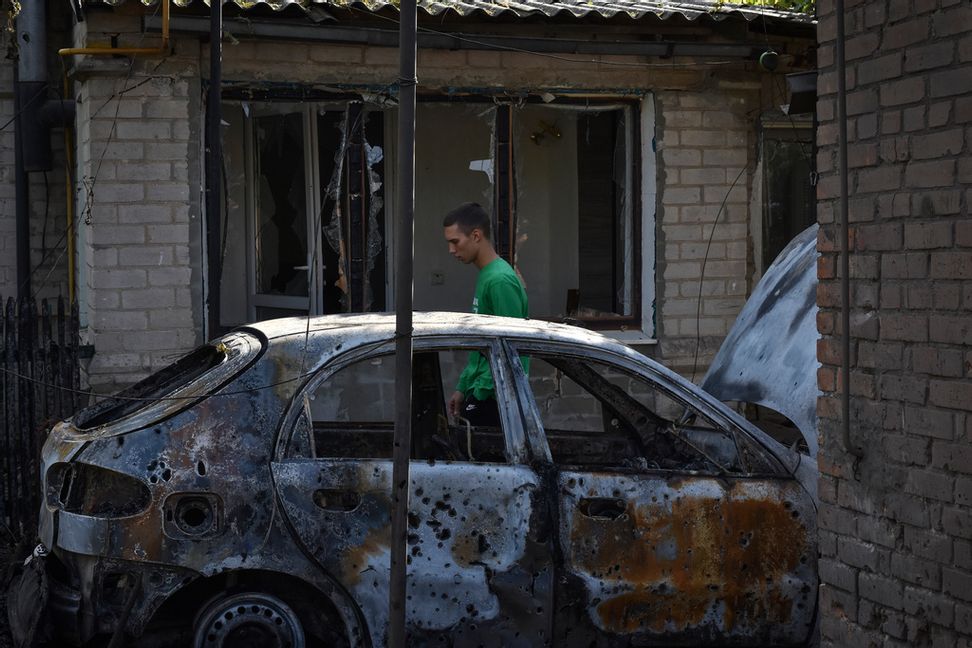 En man passerar en utbränd bil efter en tidigare rysk attack mot regionen Zaporizjzja. Bild tagen den 21 augusti. Andriy Andriyenko/AP/TT