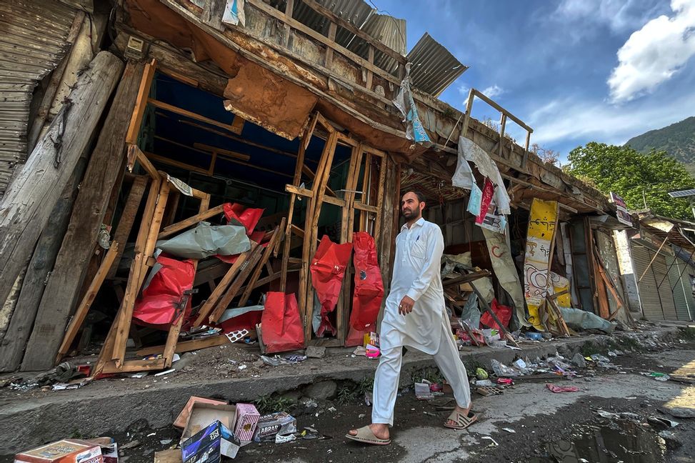 Butiker skadade i indisk beskjutning i samhället Jura i Pakistan-kontrollerade delen av Kashmir. Bild från i söndags. Foto: MD Mughal/AP/TT