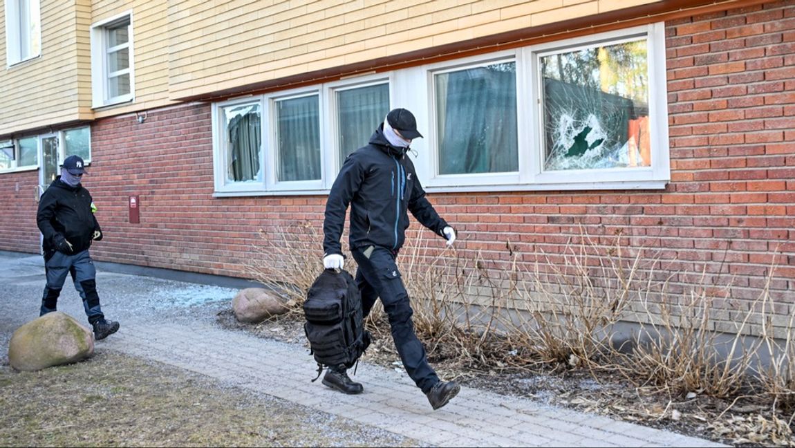 Poliser på plats i Tyresö, söder om Stockholm, efter torsdagens tillslag vid en islamisk förening. Foto: Anders Wiklund/TT