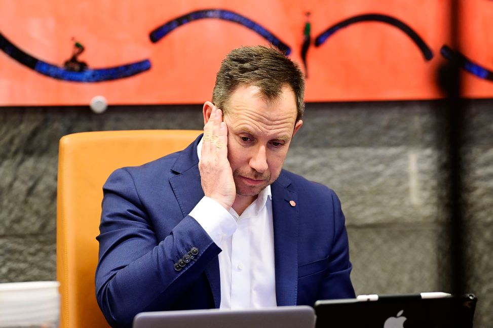 Henrik Tvarnö (S), kommunstyrelsens ordförande i Vetlanda, under torsdagens pressträff med anledning av onsdagens knivattacker. Foto: MIkael Fritzon/TT.