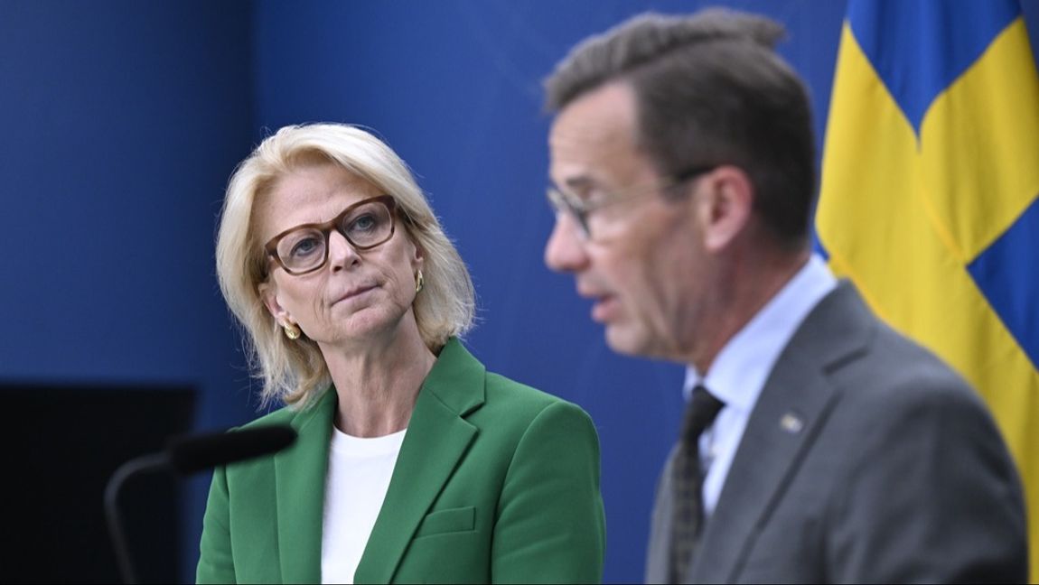 Statsminister Ulf Kristersson (M) och finansminister Elisabeth Svantesson (M) på en pressbriefing om läget i svensk ekonomi. Foto: Jessica Gow/TT