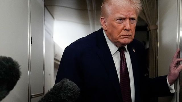 Donald Trump talar med reportrar på Air Force One på söndagen.  Bild: AP Photo/Julia Demaree Nikhinson