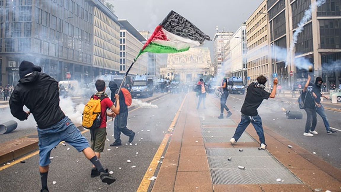 Propalestinska demonstranter drabbar samman med polis i Milano på måndagen. Bild: Claudio Furlan/LaPresse via AP