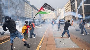 Propalestinska demonstranter drabbar samman med polis i Milano på måndagen. Bild: Claudio Furlan/LaPresse via AP