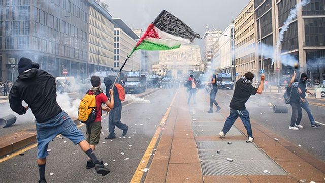 Propalestinska demonstranter drabbar samman med polis i Milano på måndagen. Bild: Claudio Furlan/LaPresse via AP