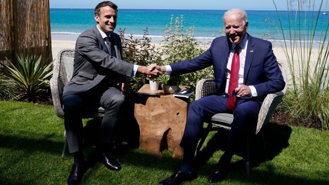 Fortfarande vänner? Frankrikes Emmanuel Macron och USA:s Joe Biden när presidenterna träffades vid G7-mötet i England i juni. Foto: Patrick Semansky/AP/TT