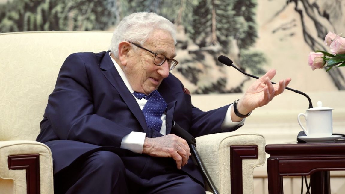 98-årige Henry Kissinger, USA:s före detta utrikesminister, föreslår att Ukraina ger upp mark åt Ryssland för att nå fred. Foto: Jason Lee/AP/TT Nyhetsbyrån