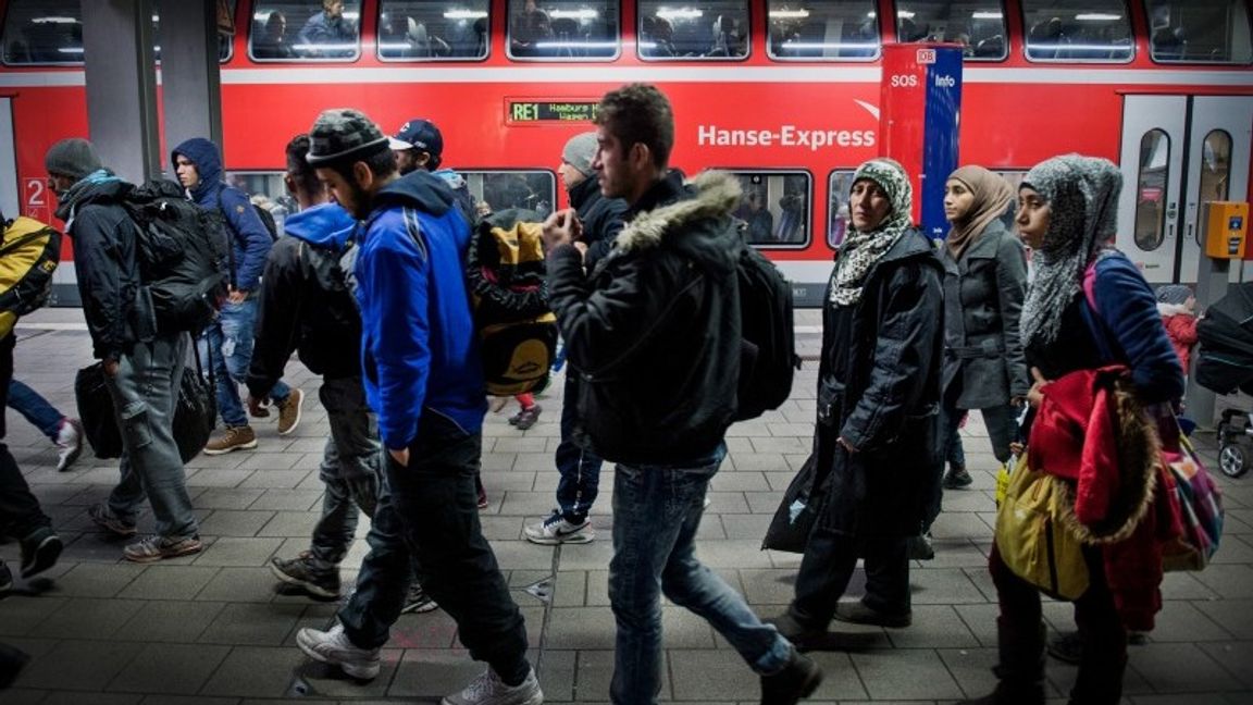 Flyktingar anländer till centralstationen i Rostock, Tyskland, 2015. Foto: Marcus Ericsson/TT