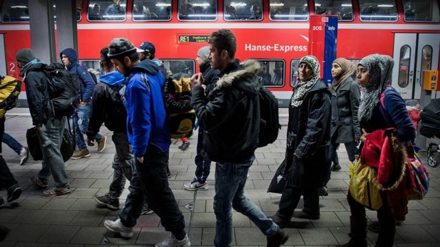 Flyktingar anländer till centralstationen i Rostock, Tyskland, 2015. Foto: Marcus Ericsson/TT
