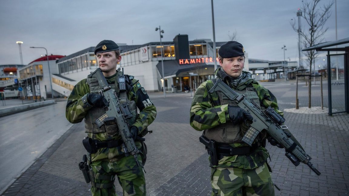 Patrullerande soldater på plats i Slite, Gotland. Foto: Karl Melander / TT  