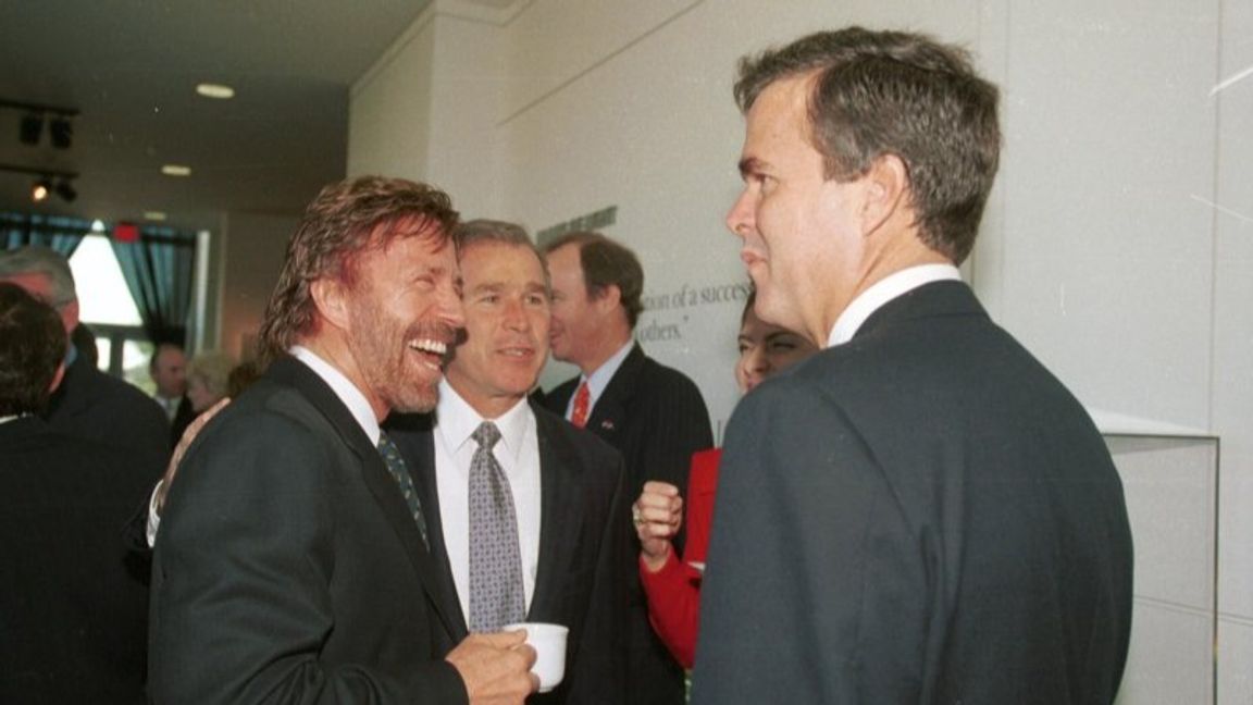 Chuck Norris träffade presidentsönerna George W Bush och Jeb Bush 1997. Foto: Public Domain/Wikimedia Commons