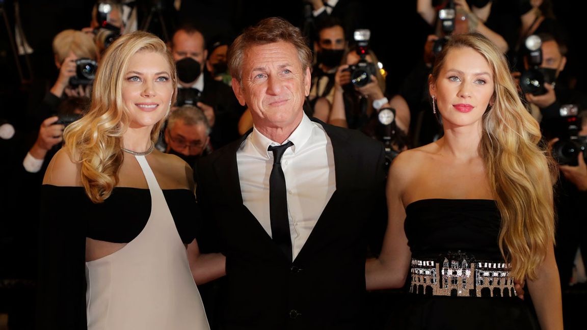 Sean Penn tillsammans med dåvarande frun Leila George, till vänster, och dottern Dylan Penn, till höger, vid premiären av Flag Day vid Cannesfestivalen 2021. Foto: Vianney Le Caer/AP